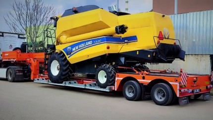 2 Axle Low loader Hydraulic steering extendable front load. For harvester transport.