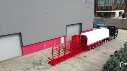 Transporting 9 meters of glass with a 4-axle glass semi-trailer